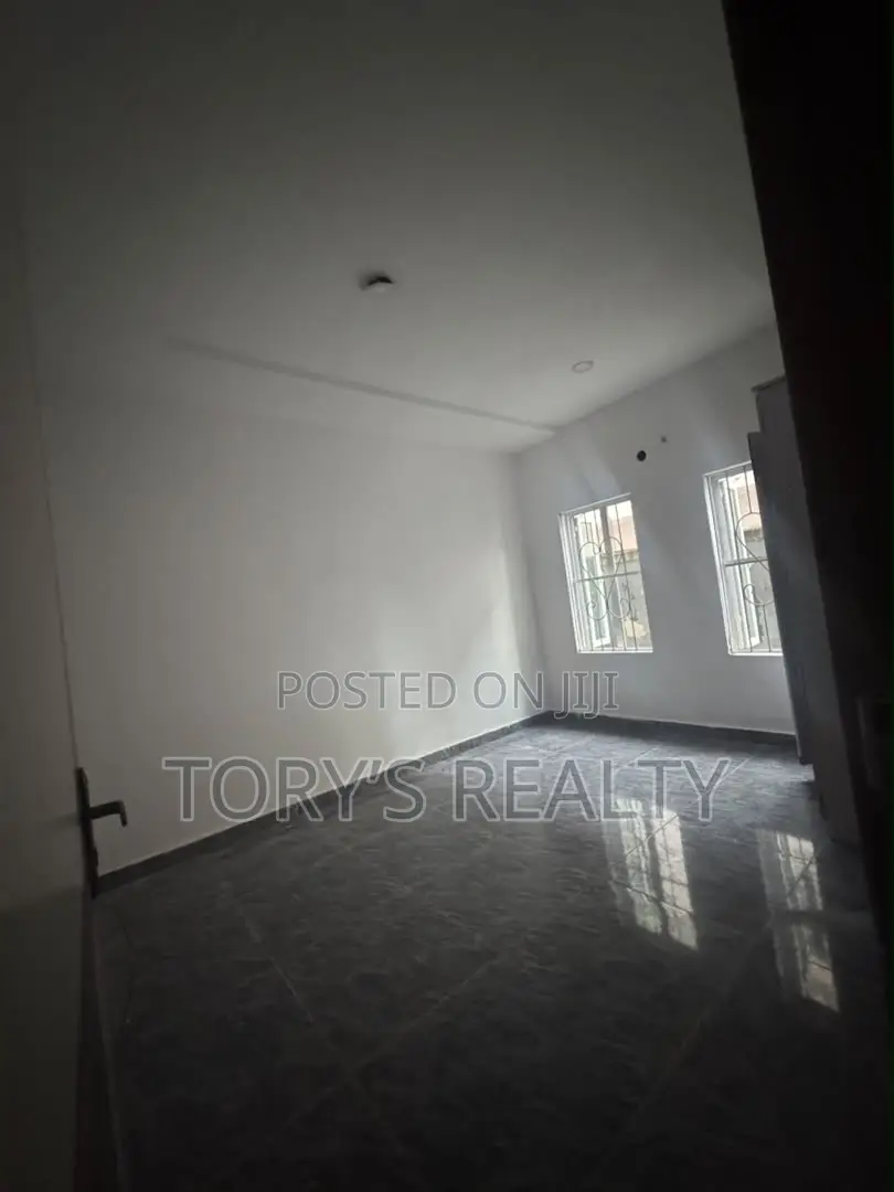 2bdrm Apartment in Lekki Phase 2 for rent