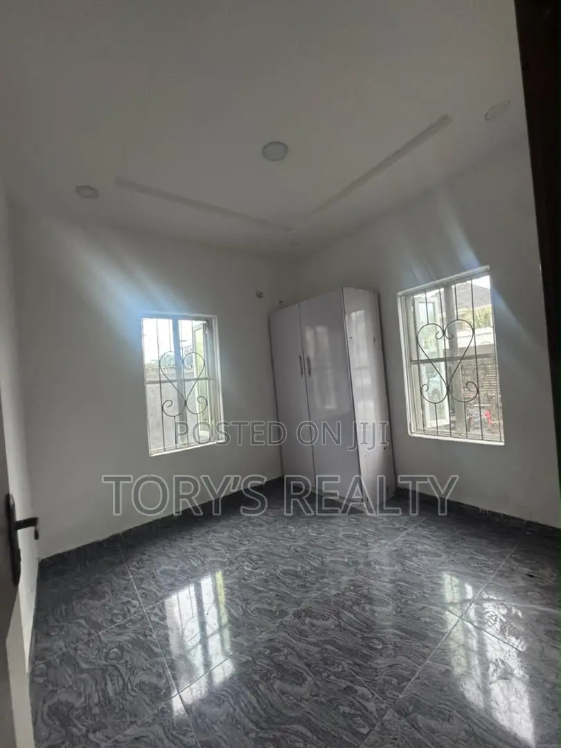 2bdrm Apartment in Lekki Phase 2 for rent