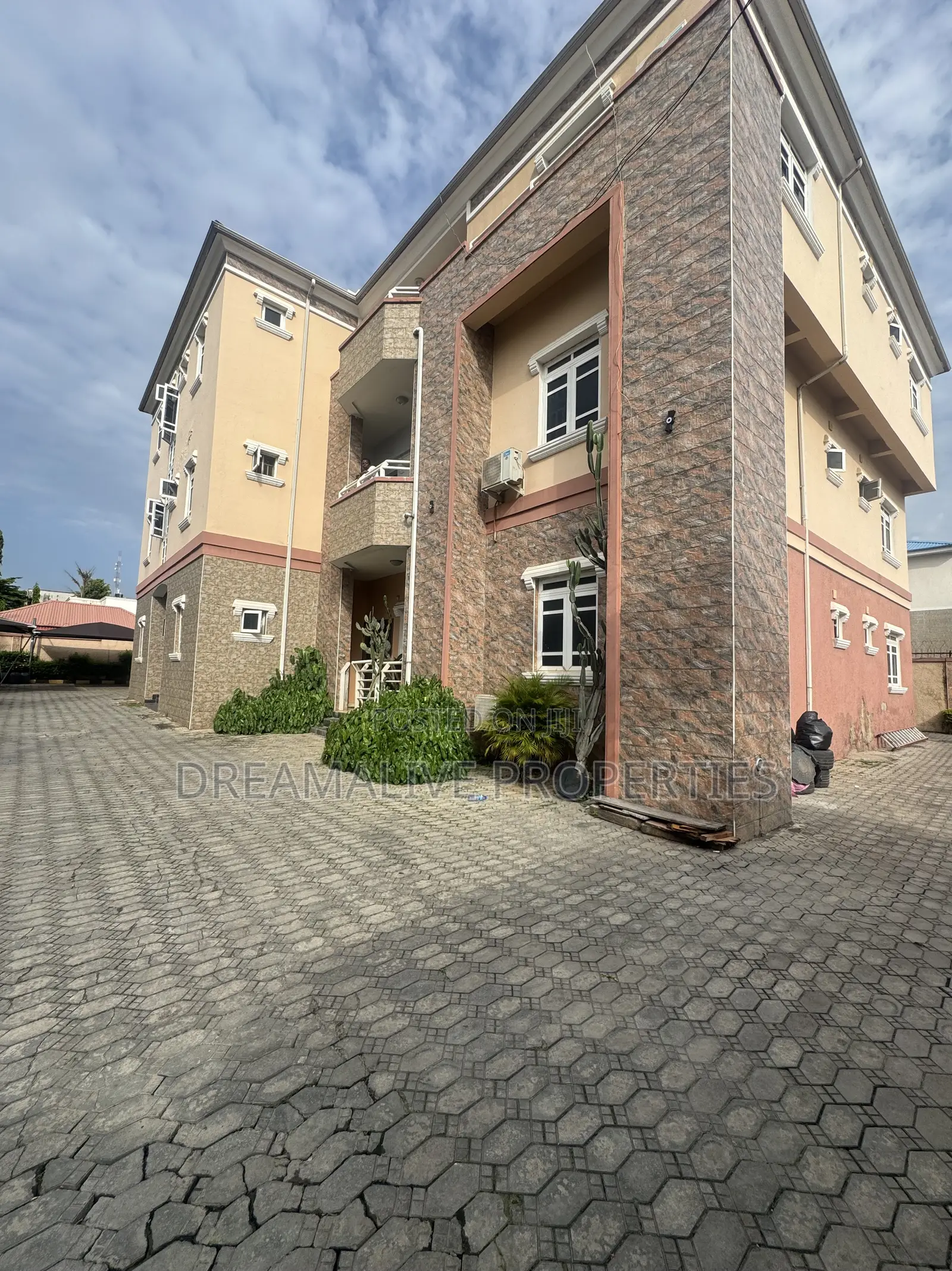 3bdrm Apartment in Wuse 2 for rent
