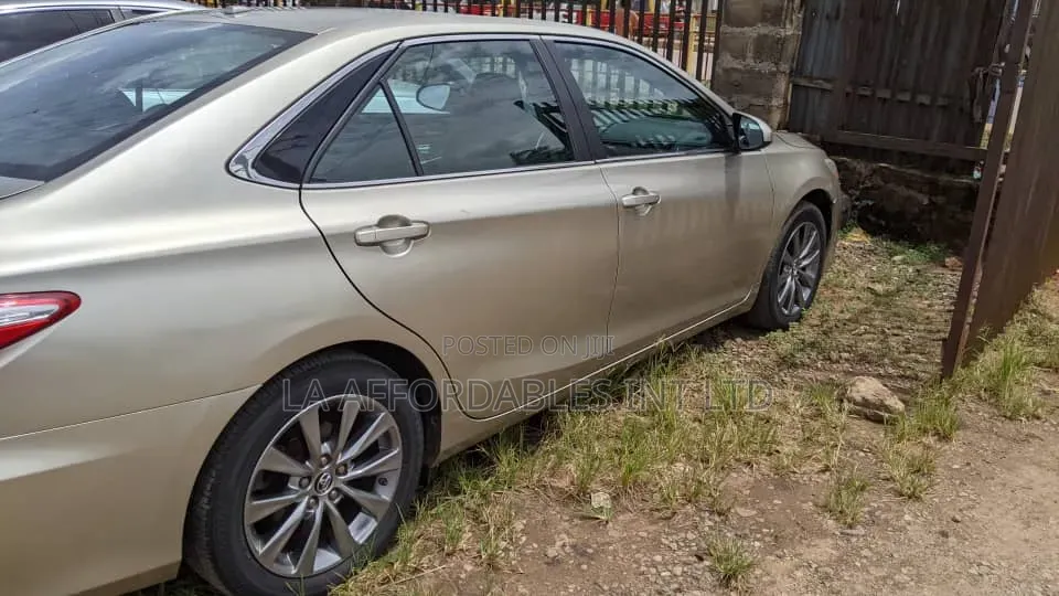 Toyota Camry XLE 4dr Sedan (2.5L 4cyl 6A) 2015 Gold