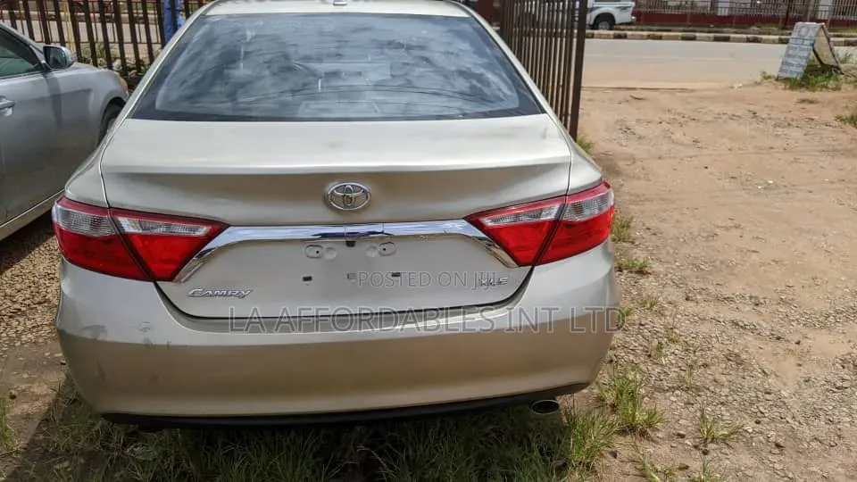 Toyota Camry XLE 4dr Sedan (2.5L 4cyl 6A) 2015 Gold