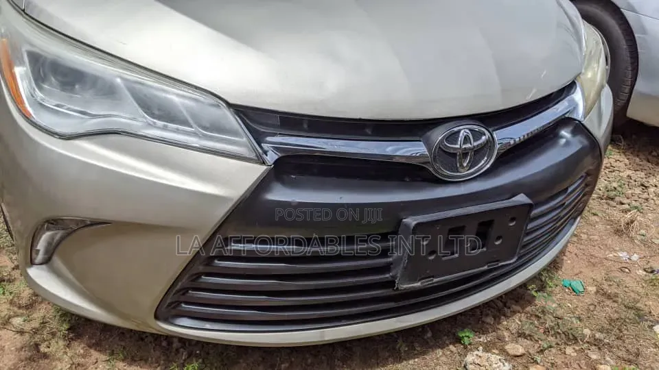 Toyota Camry XLE 4dr Sedan (2.5L 4cyl 6A) 2015 Gold