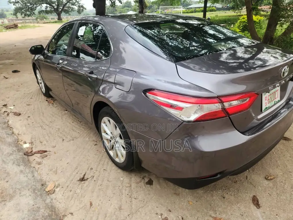 Toyota Camry LE FWD (2.5L 4cyl 8AM) 2018 Gray