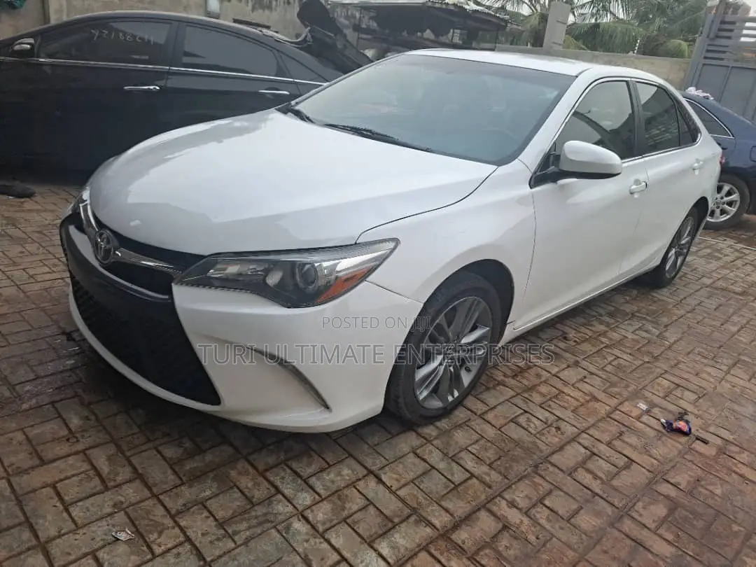 Toyota Camry SE 4dr Sedan (2.5L 4cyl 6A) 2015 White