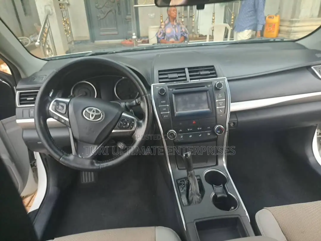 Toyota Camry SE 4dr Sedan (2.5L 4cyl 6A) 2015 White