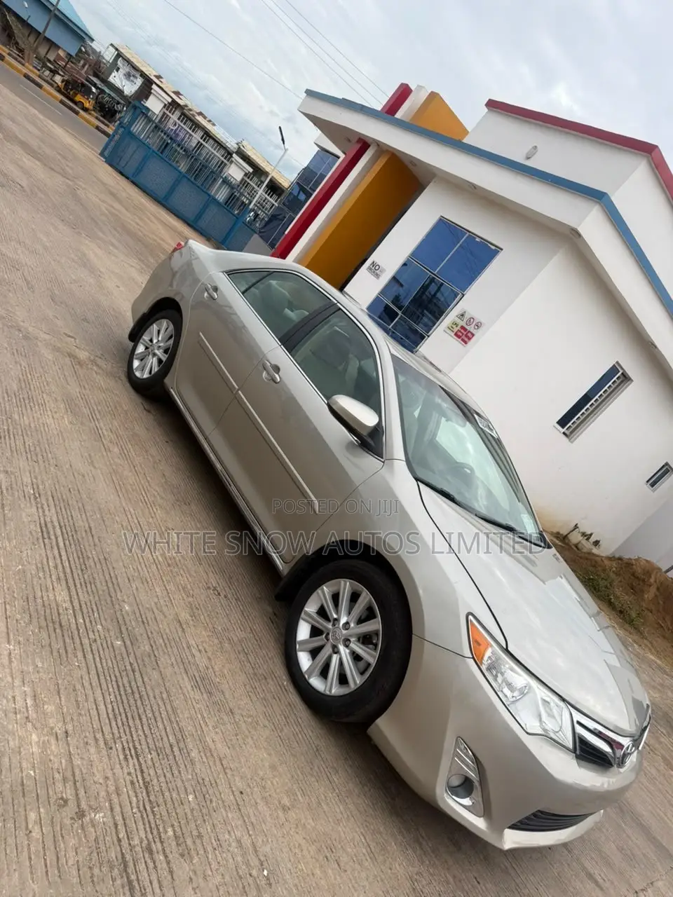Toyota Camry XLE 4dr Sedan (2.5L 4cyl 6A) 2014 Gold