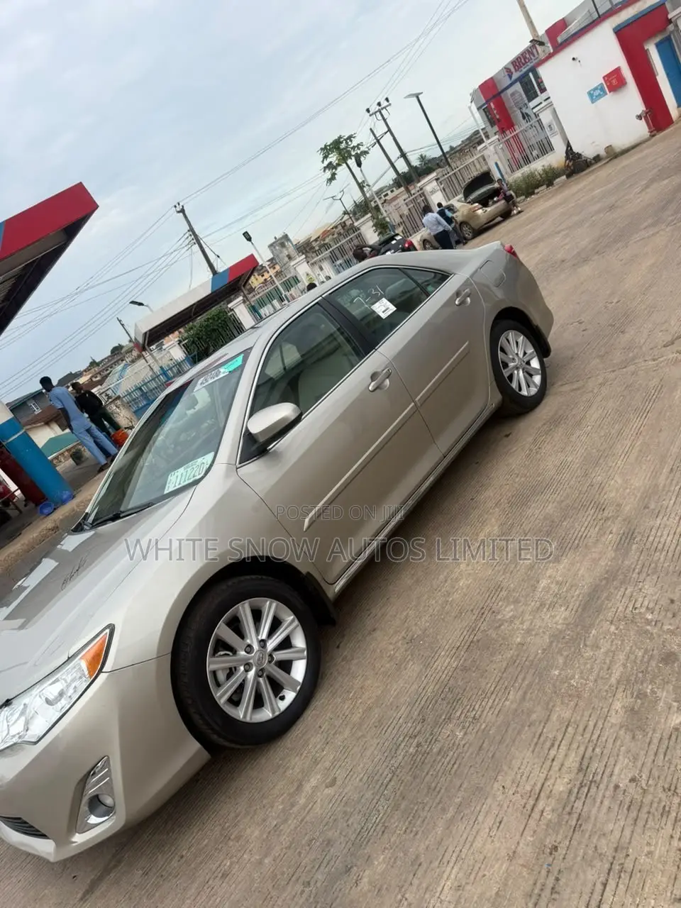 Toyota Camry XLE 4dr Sedan (2.5L 4cyl 6A) 2014 Gold