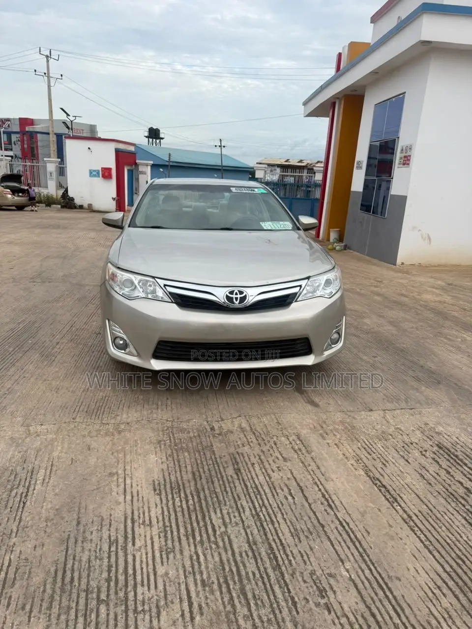 Toyota Camry XLE 4dr Sedan (2.5L 4cyl 6A) 2014 Gold
