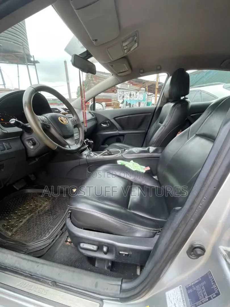 Toyota Avensis 2013 Silver