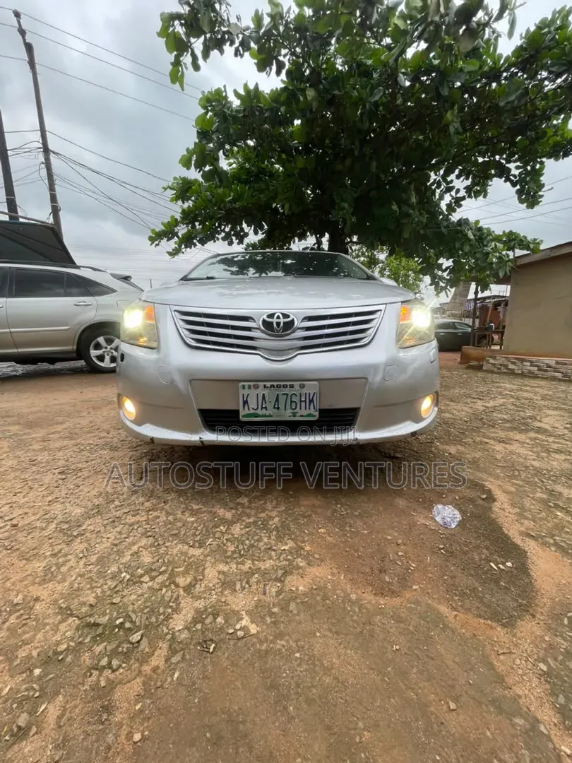 Toyota Avensis 2013 Silver