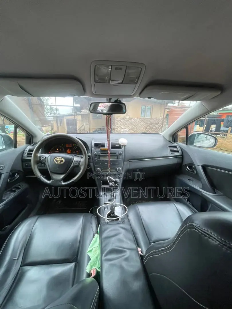 Toyota Avensis 2013 Silver