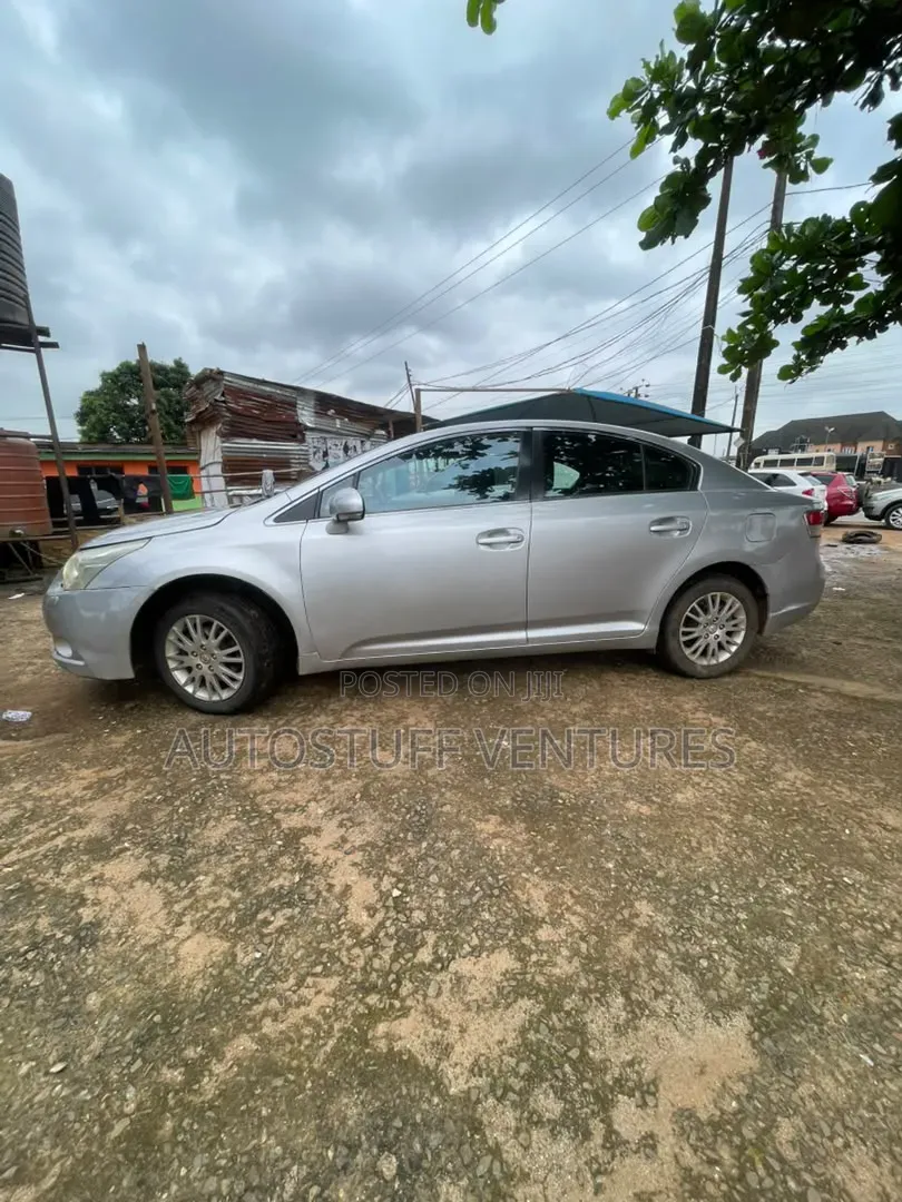 Toyota Avensis 2013 Silver