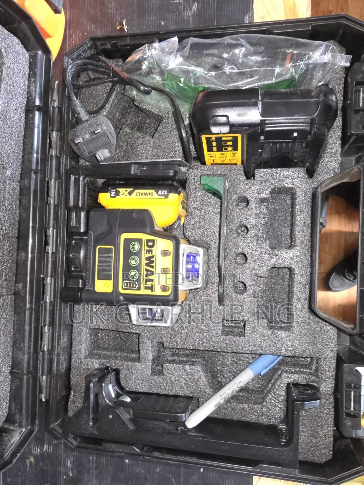 Original DeWalt 12V XR 3×360° Green Laser Level – Battery & Charger