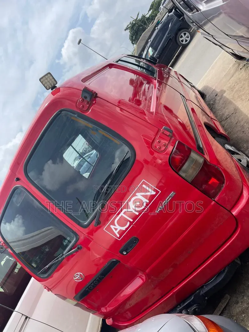 Toyota HiAce 2004 Red
