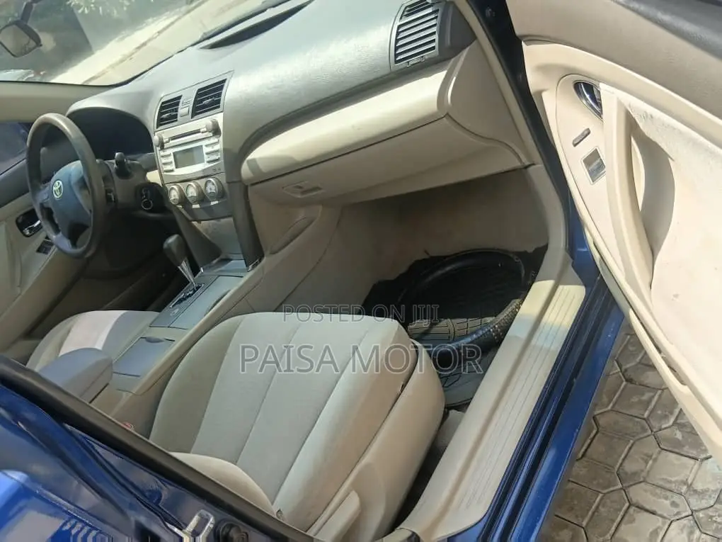 Toyota Camry LE 4dr Sedan (2.5L 4cyl 6A) 2011 Blue