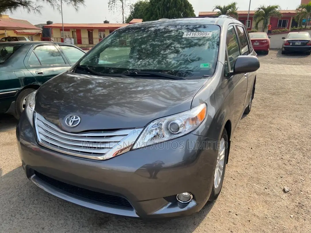 Toyota Sienna XLE 7-Passenger 4dr Minivan AWD (3.5L 6cyl 6A) 2015 Gray