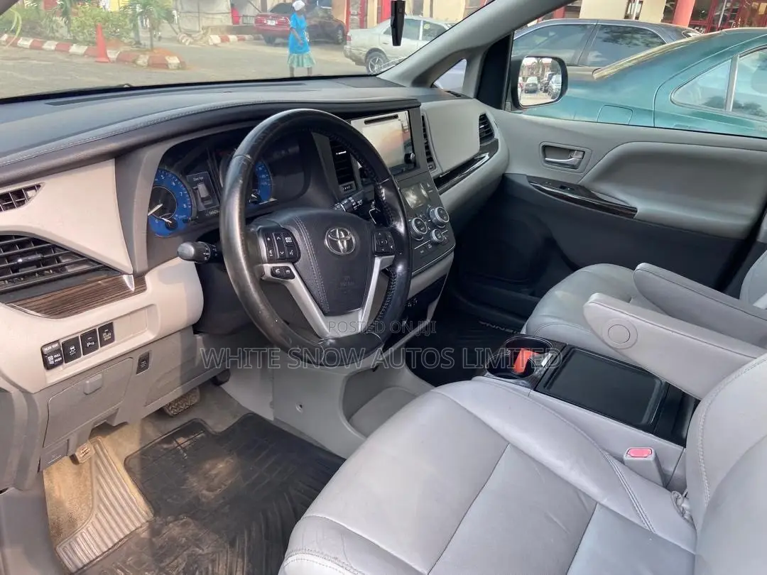 Toyota Sienna XLE 7-Passenger 4dr Minivan AWD (3.5L 6cyl 6A) 2015 Gray