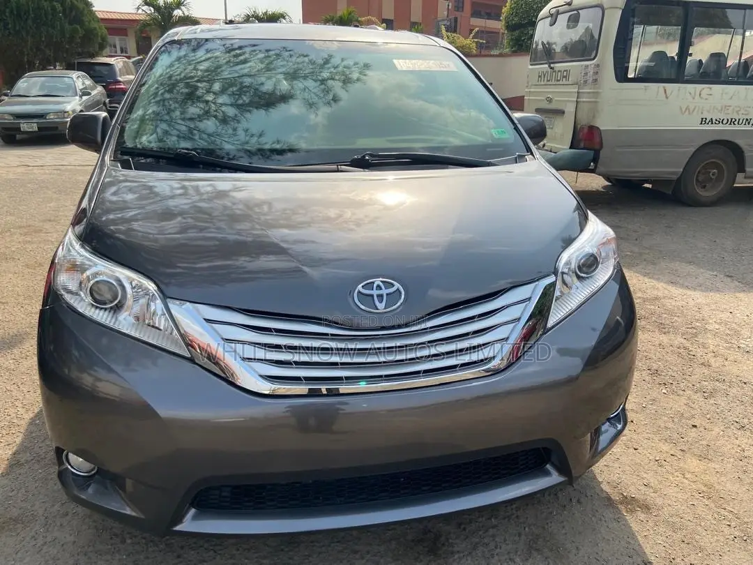 Toyota Sienna XLE 7-Passenger 4dr Minivan AWD (3.5L 6cyl 6A) 2015 Gray