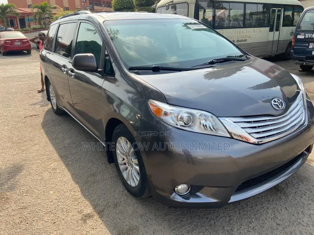 Toyota Sienna XLE 7-Passenger 4dr Minivan AWD (3.5L 6cyl 6A) 2015 Gray