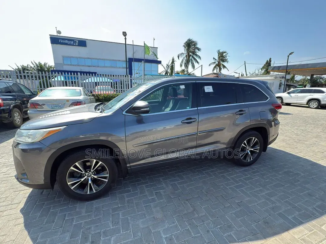 Toyota Highlander LE 4x4 V6 (3.5L 6cyl 8A) 2018 Gray