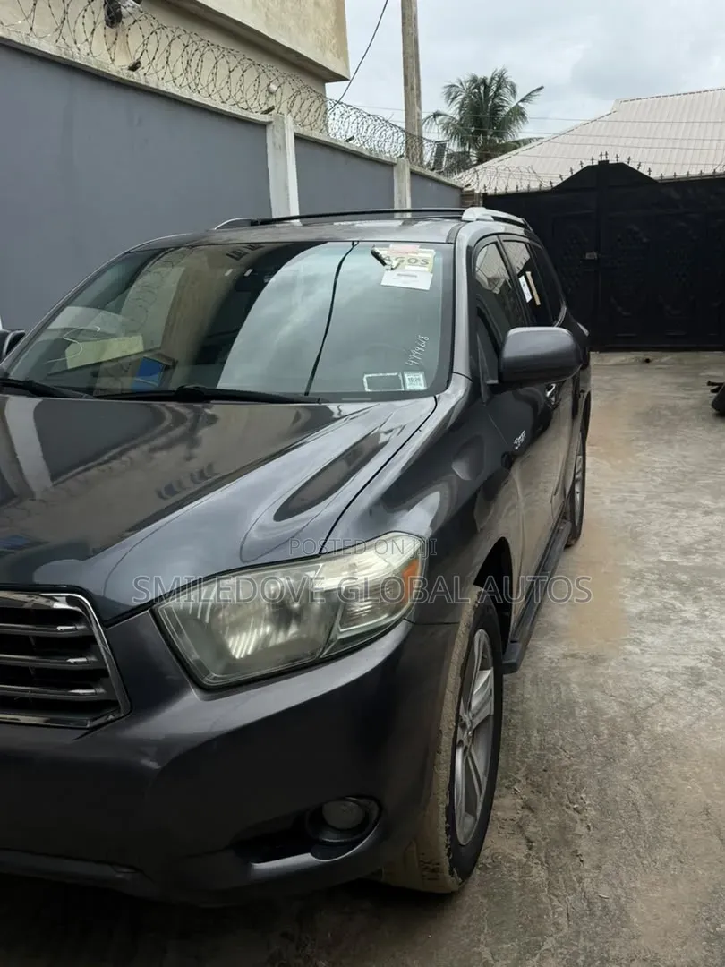 Toyota Highlander LE 4x4 V6 (3.5L 6cyl 8A) 2018 Gray