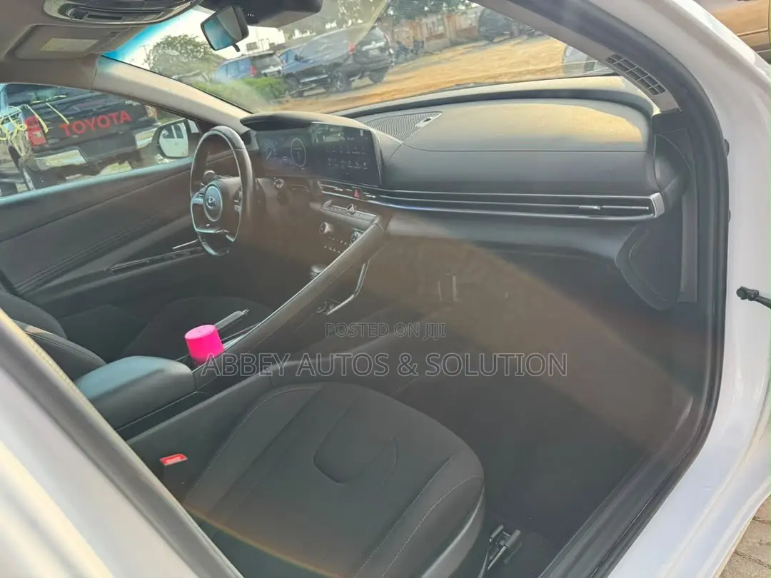 Hyundai Elantra Limited 2023 White