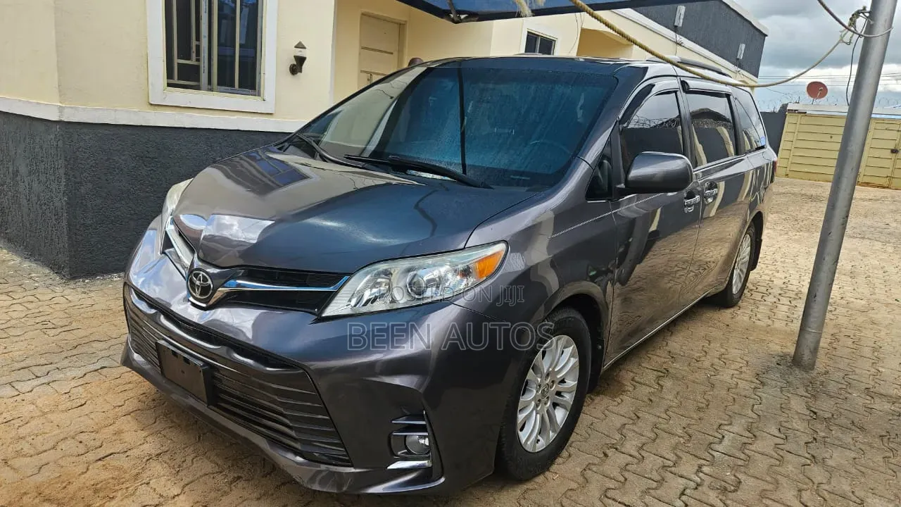 Toyota Sienna XLE 7 Passenger Auto Access Seat (3.5L 6cyl 6A) 2016 Gray
