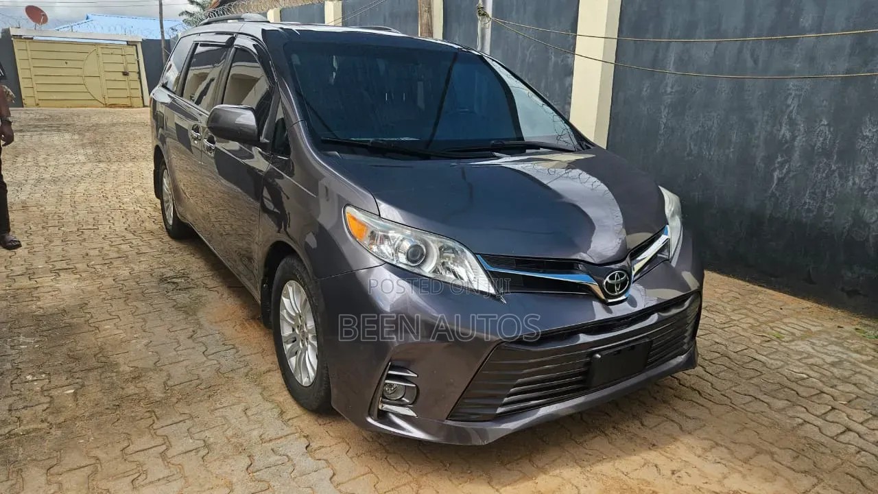 Toyota Sienna XLE 7 Passenger Auto Access Seat (3.5L 6cyl 6A) 2016 Gray