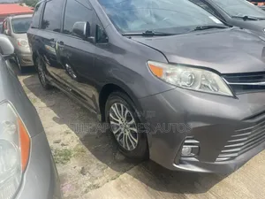 Toyota Sienna XLE AWD (3.5L 6cyl 8A) 2018 Gray