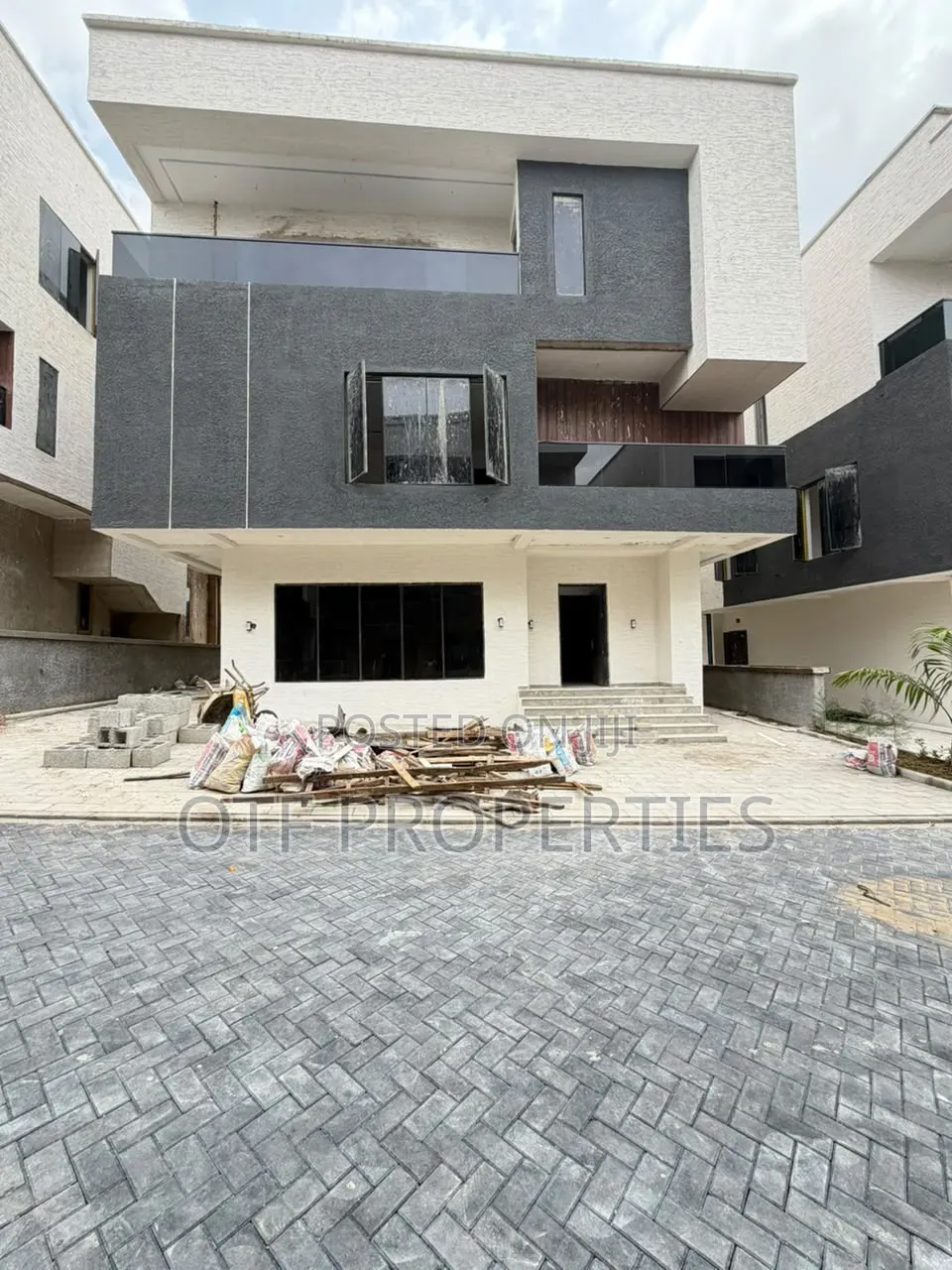 5bdrm Duplex in Utako for sale