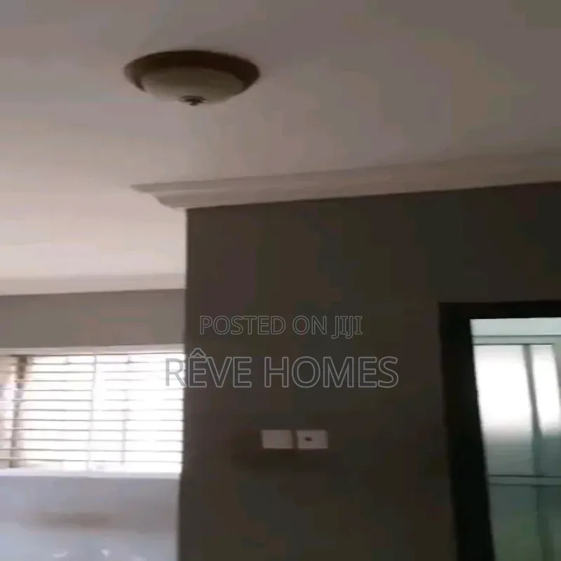 3bdrm Block of Flats in Soluyi for rent