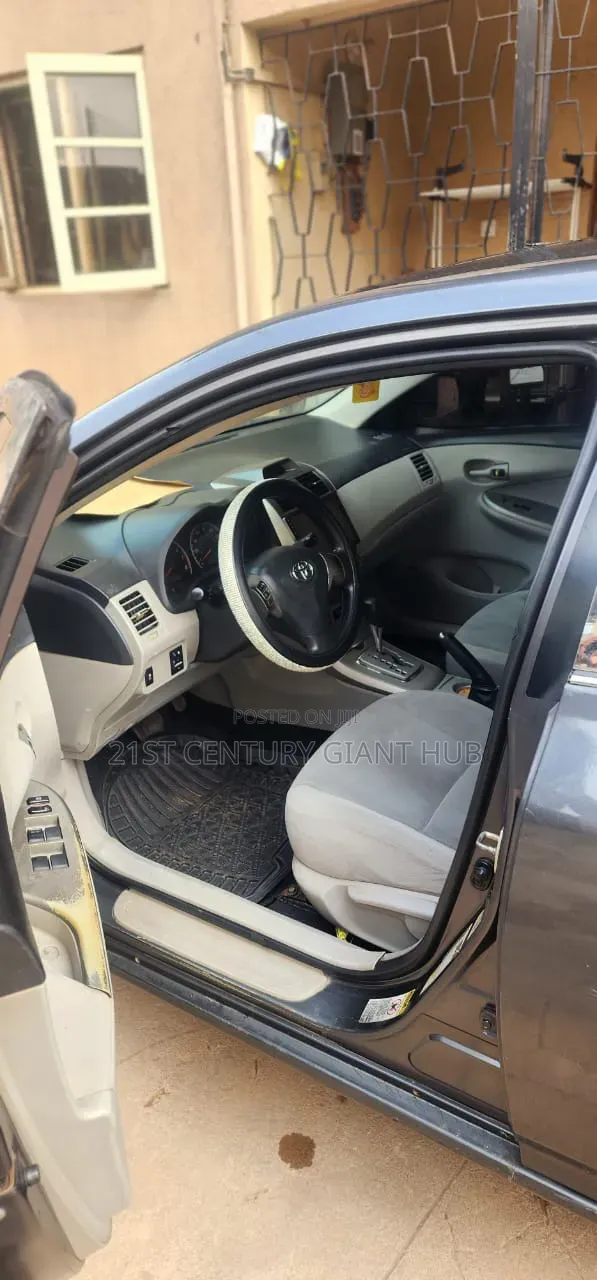 Toyota Corolla LE Special Edition 4dr Sedan (1.8L 4cyl 4A) 2013 Gray