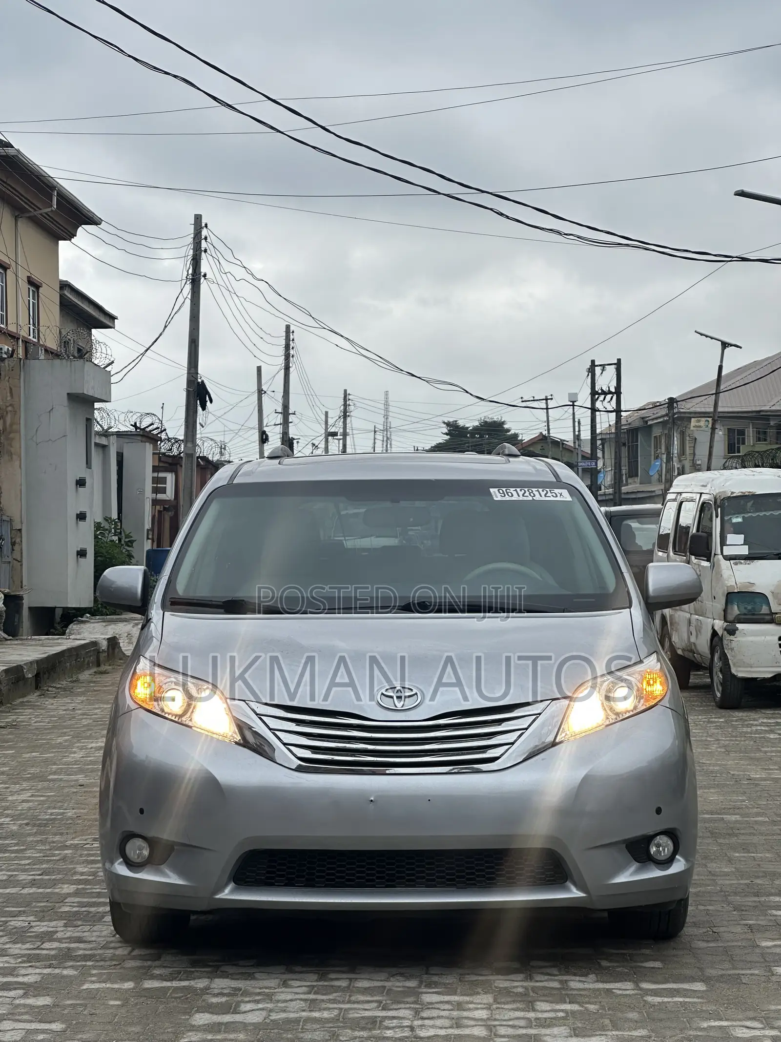 Toyota Sienna XLE FWD 8-Passenger 2013 Silver
