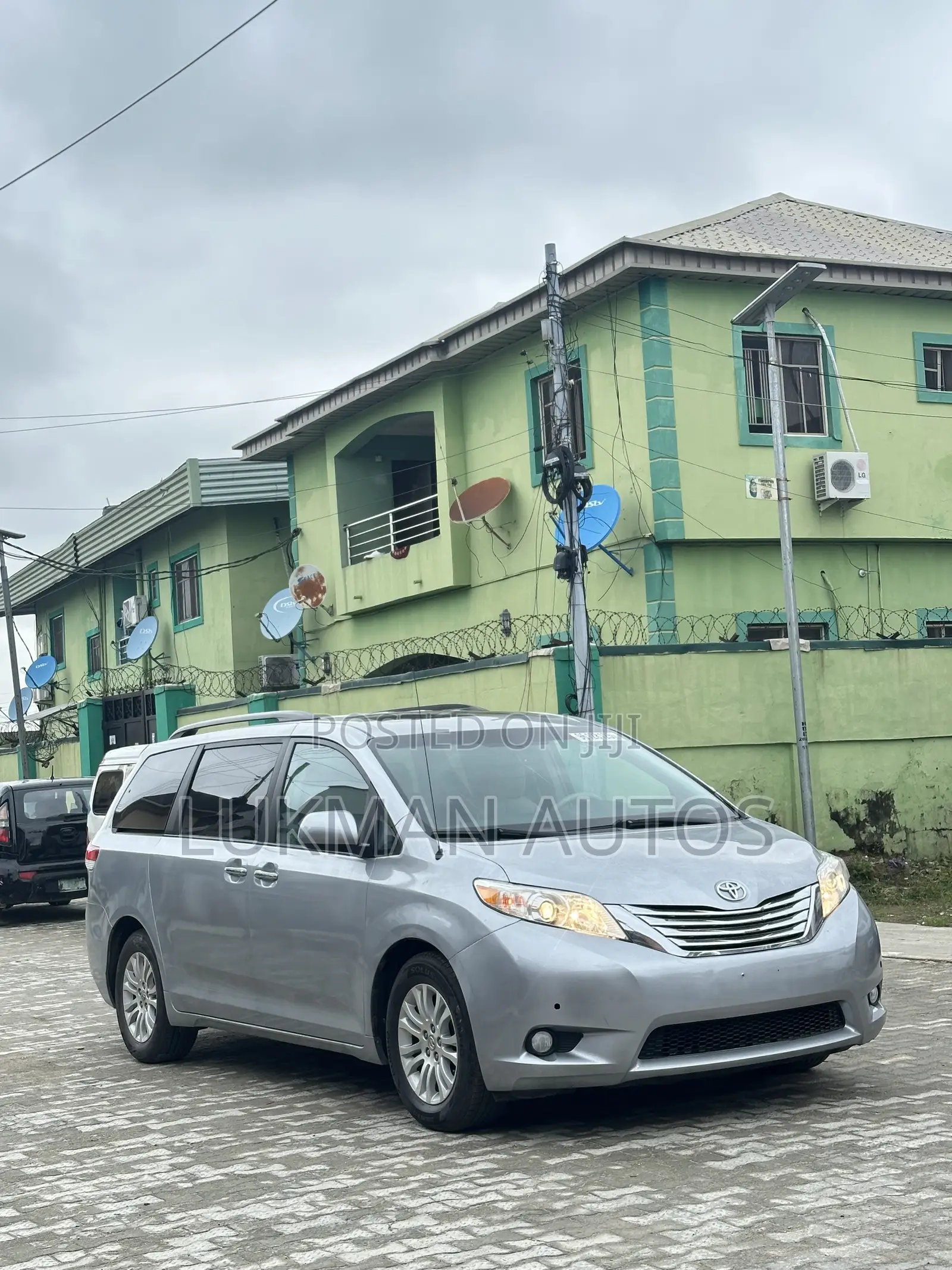 Toyota Sienna XLE FWD 8-Passenger 2013 Silver