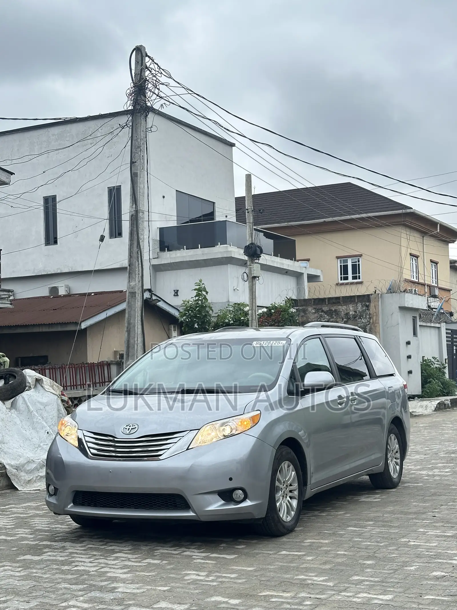 Toyota Sienna XLE FWD 8-Passenger 2013 Silver