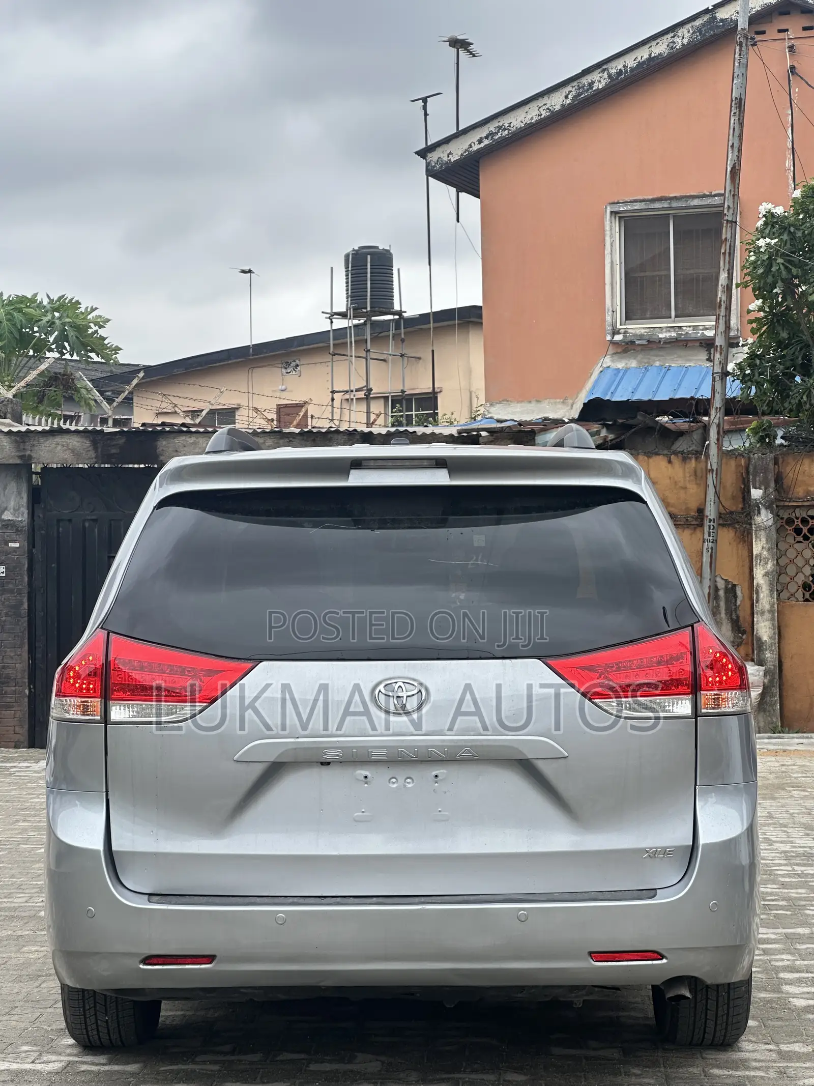 Toyota Sienna XLE FWD 8-Passenger 2013 Silver