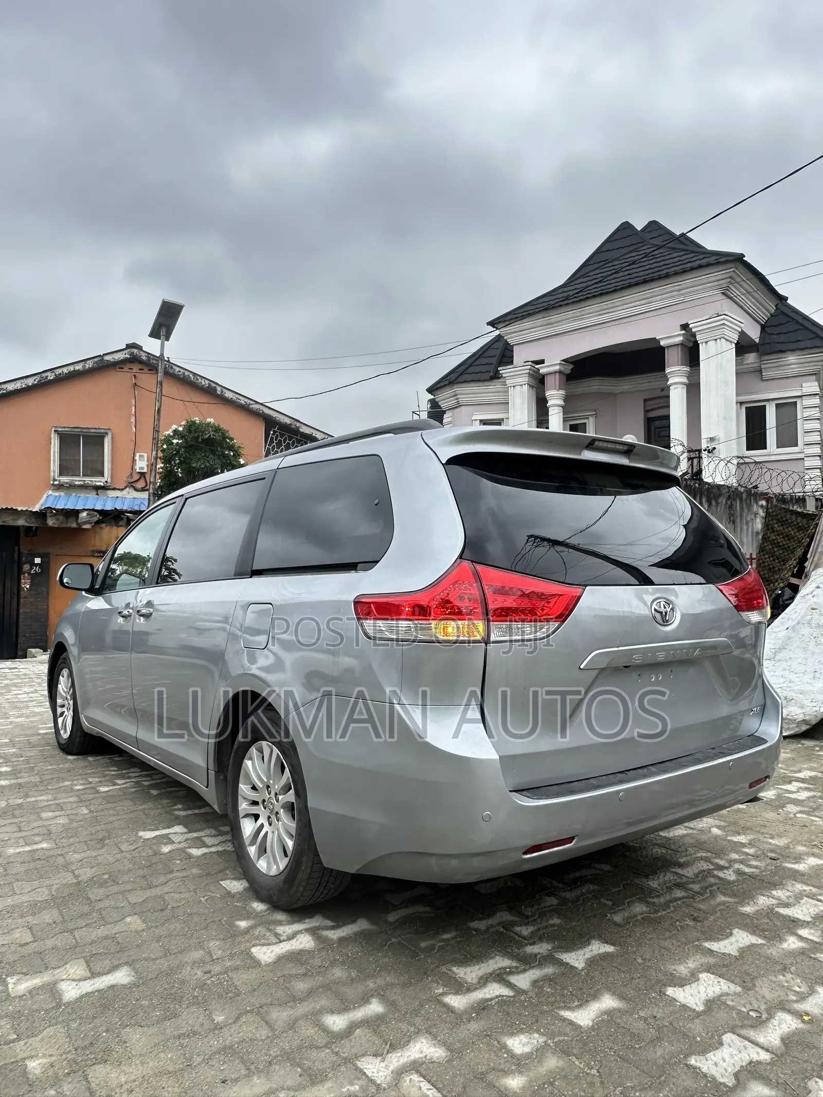 Toyota Sienna XLE FWD 8-Passenger 2013 Silver