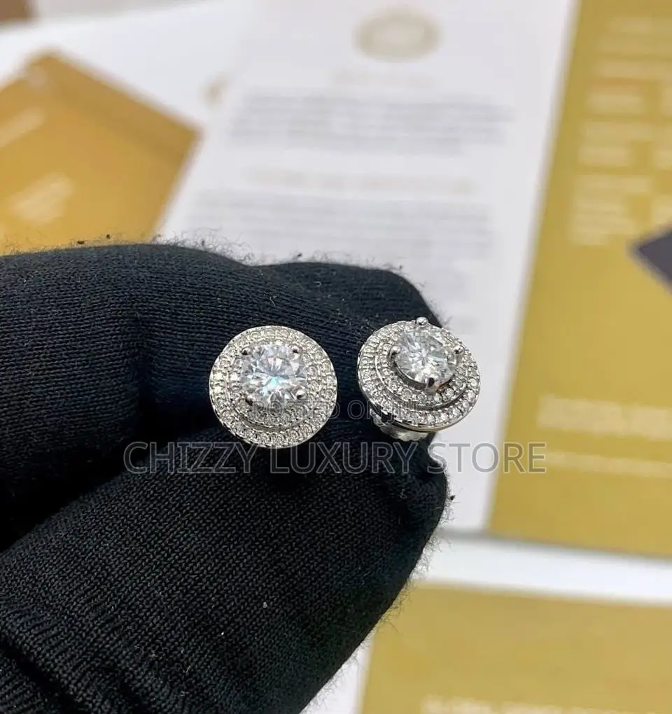 VVS Moissanite Diamond Stud Passes the Diamond Test