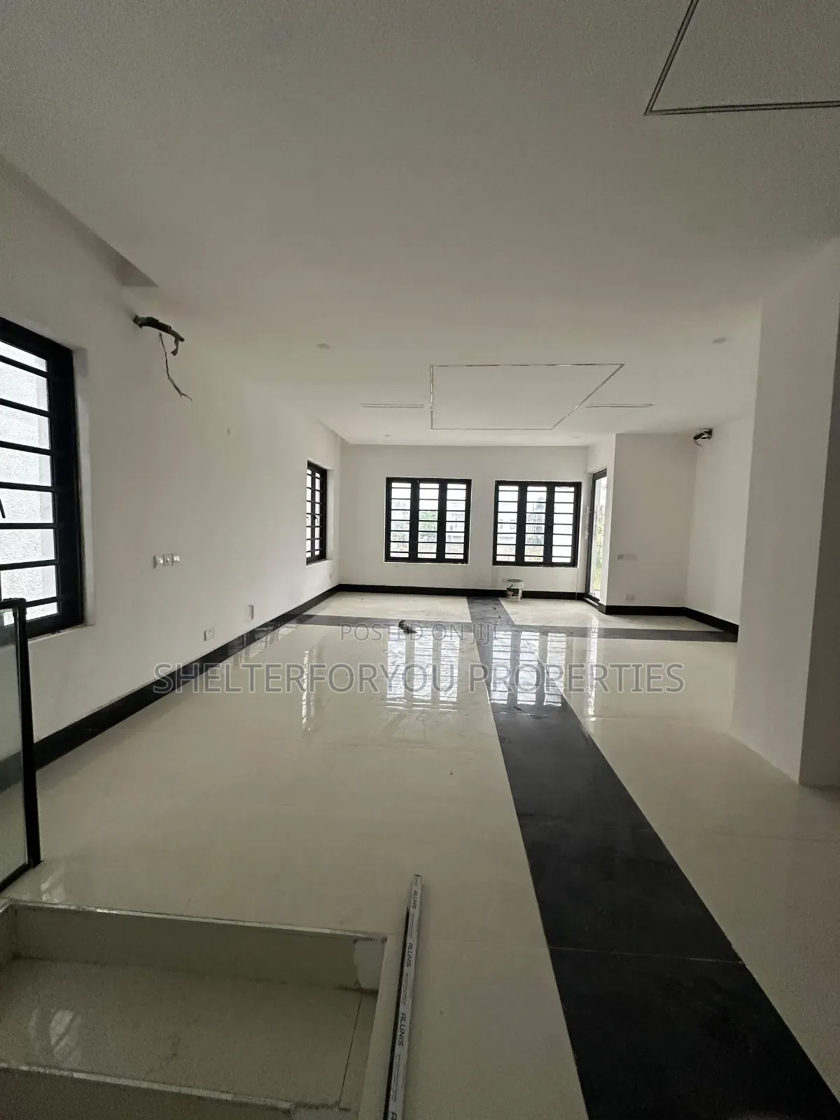 5bdrm Duplex in Osapa london for sale