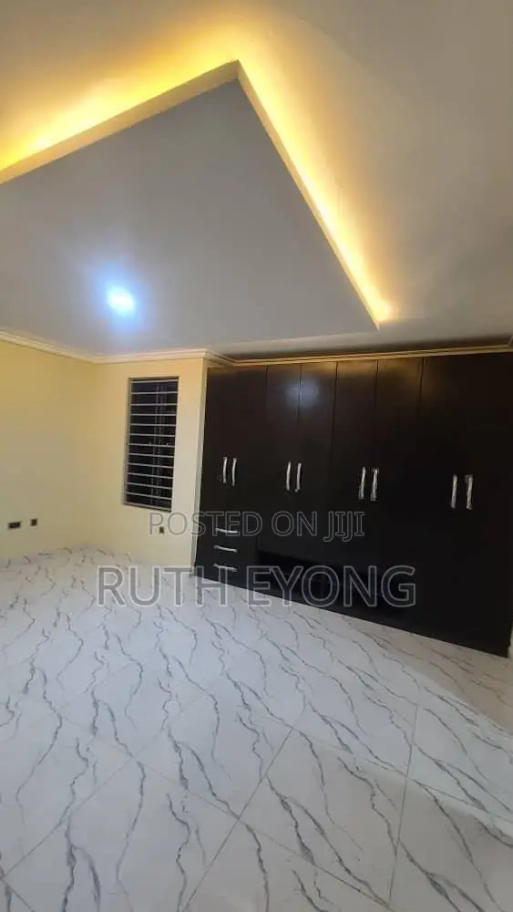 2bdrm Apartment in Lekki Phase 1 for rent