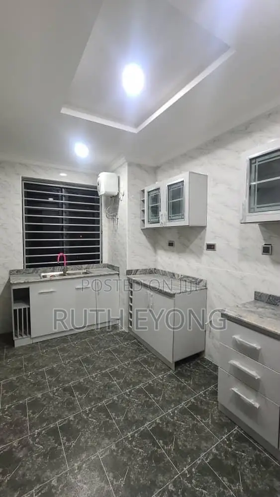 2bdrm Apartment in Lekki Phase 1 for rent