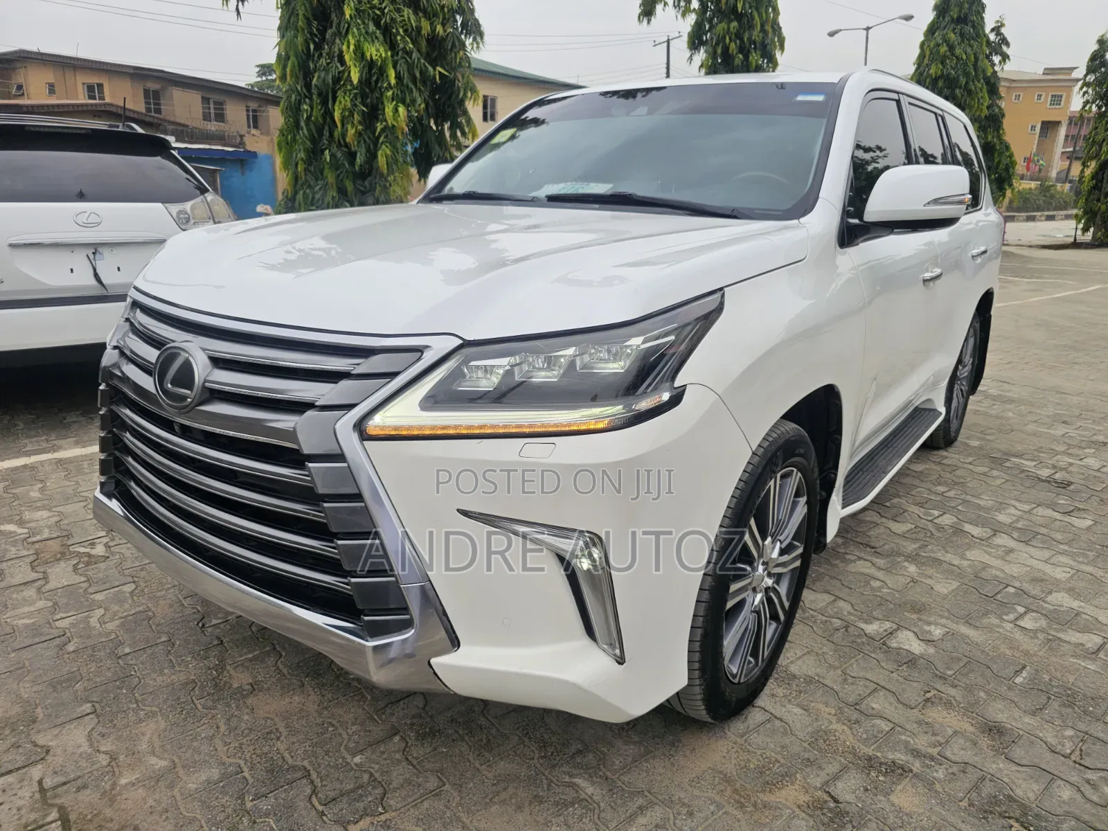 Lexus LX 570 AWD 2017 White
