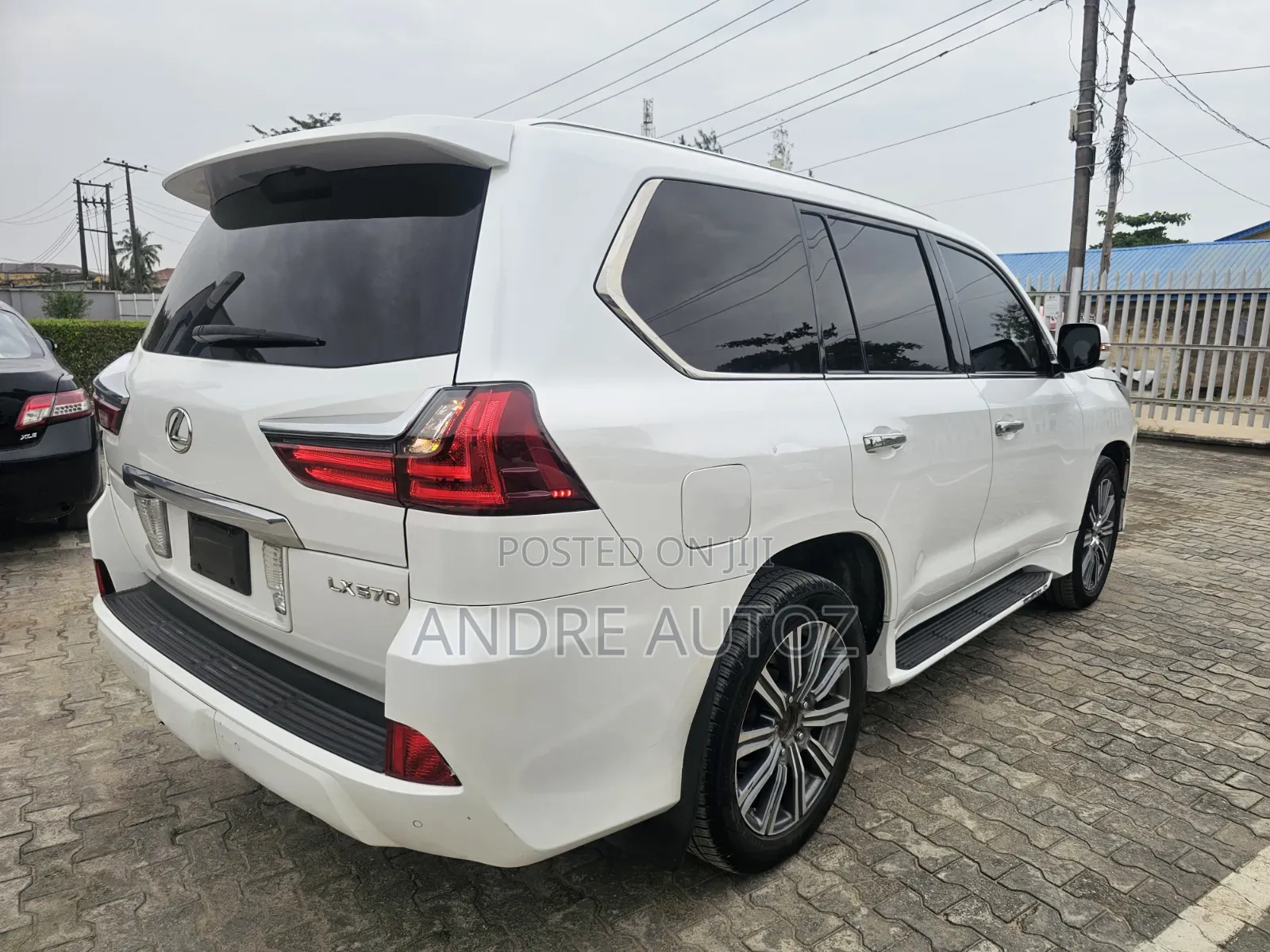 Lexus LX 570 AWD 2017 White