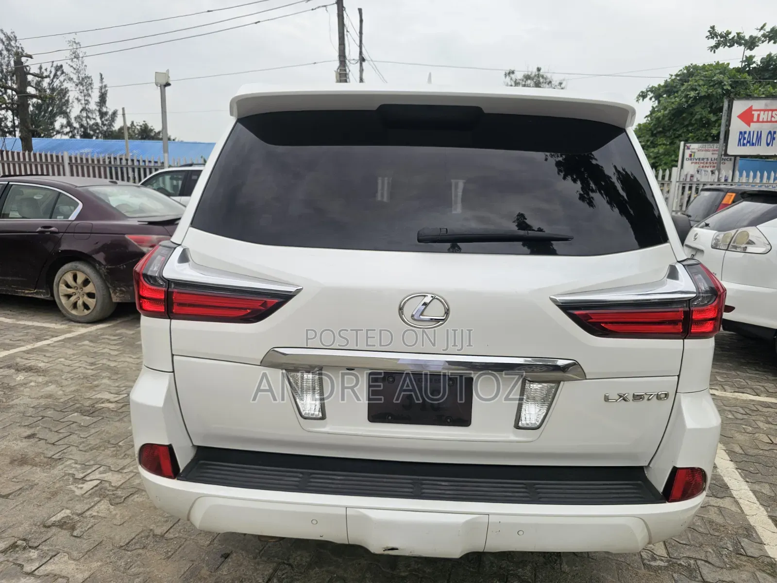 Lexus LX 570 AWD 2017 White