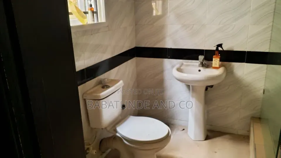 3bdrm Apartment in Old Bodija for rent
