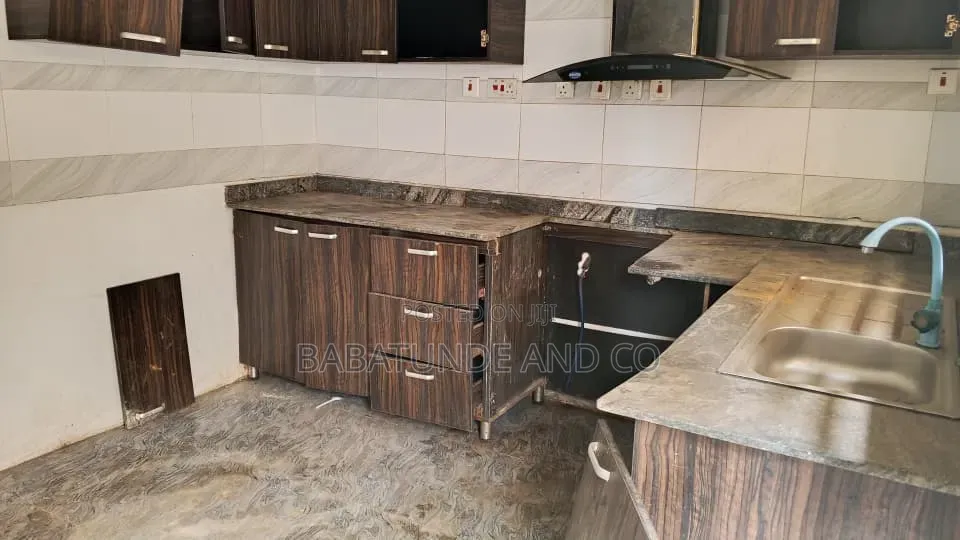 3bdrm Apartment in Old Bodija for rent
