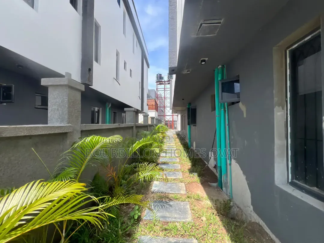 4bdrm Duplex in Off Freedom Way for sale