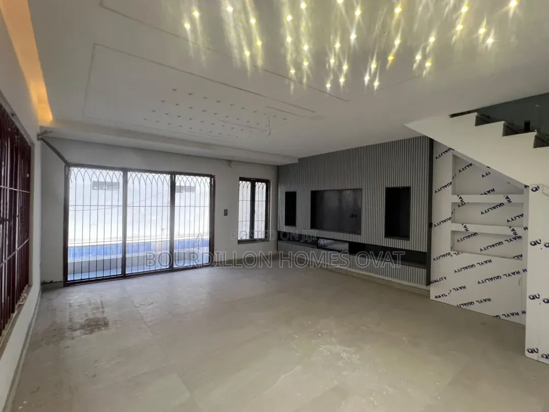 4bdrm Duplex in Off Freedom Way for sale