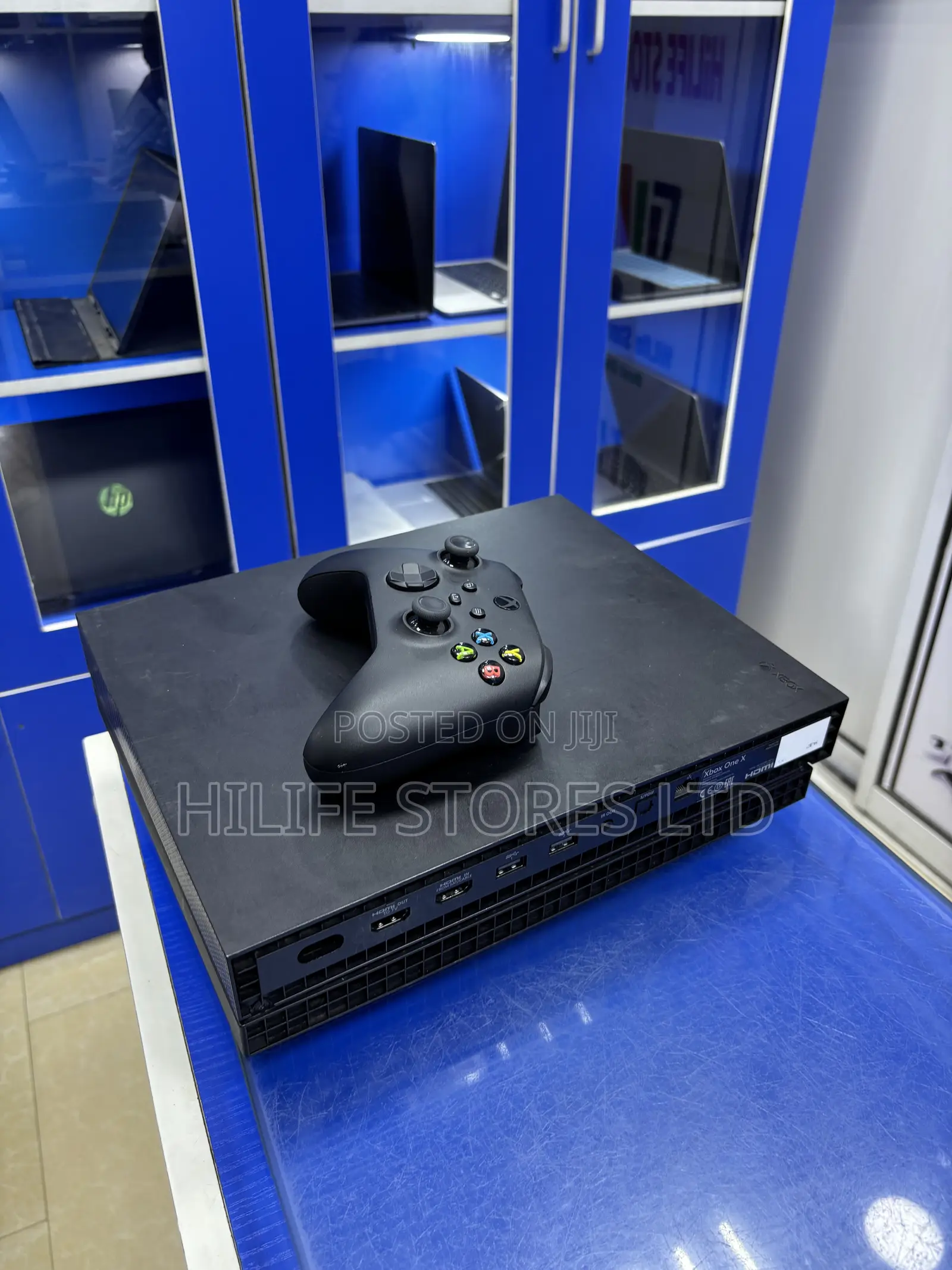 Used Xbox One X + Pad