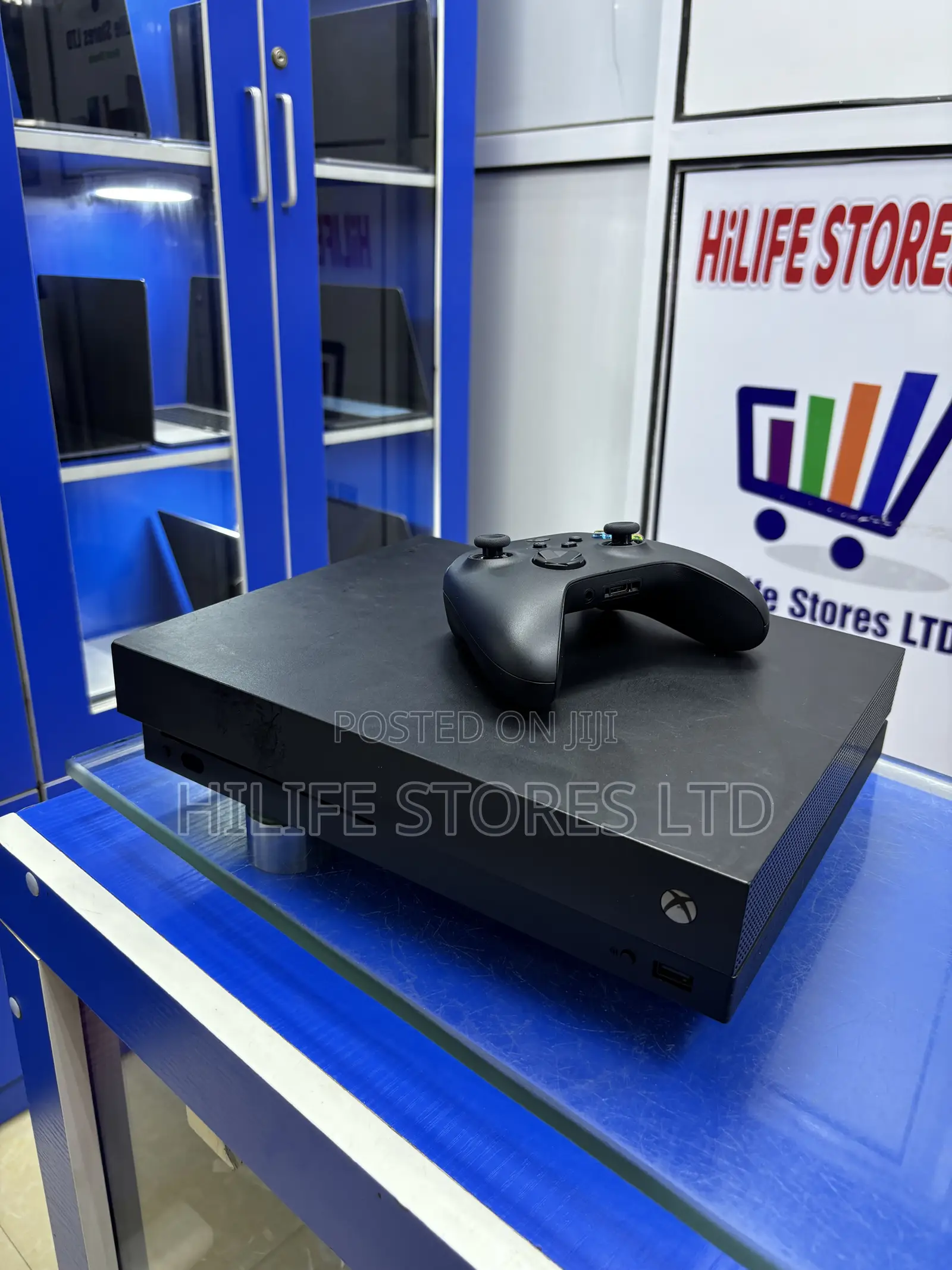 Used Xbox One X + Pad
